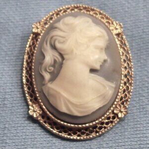 𝅺Light Blue Cameo Gold Tone Oval Brooch